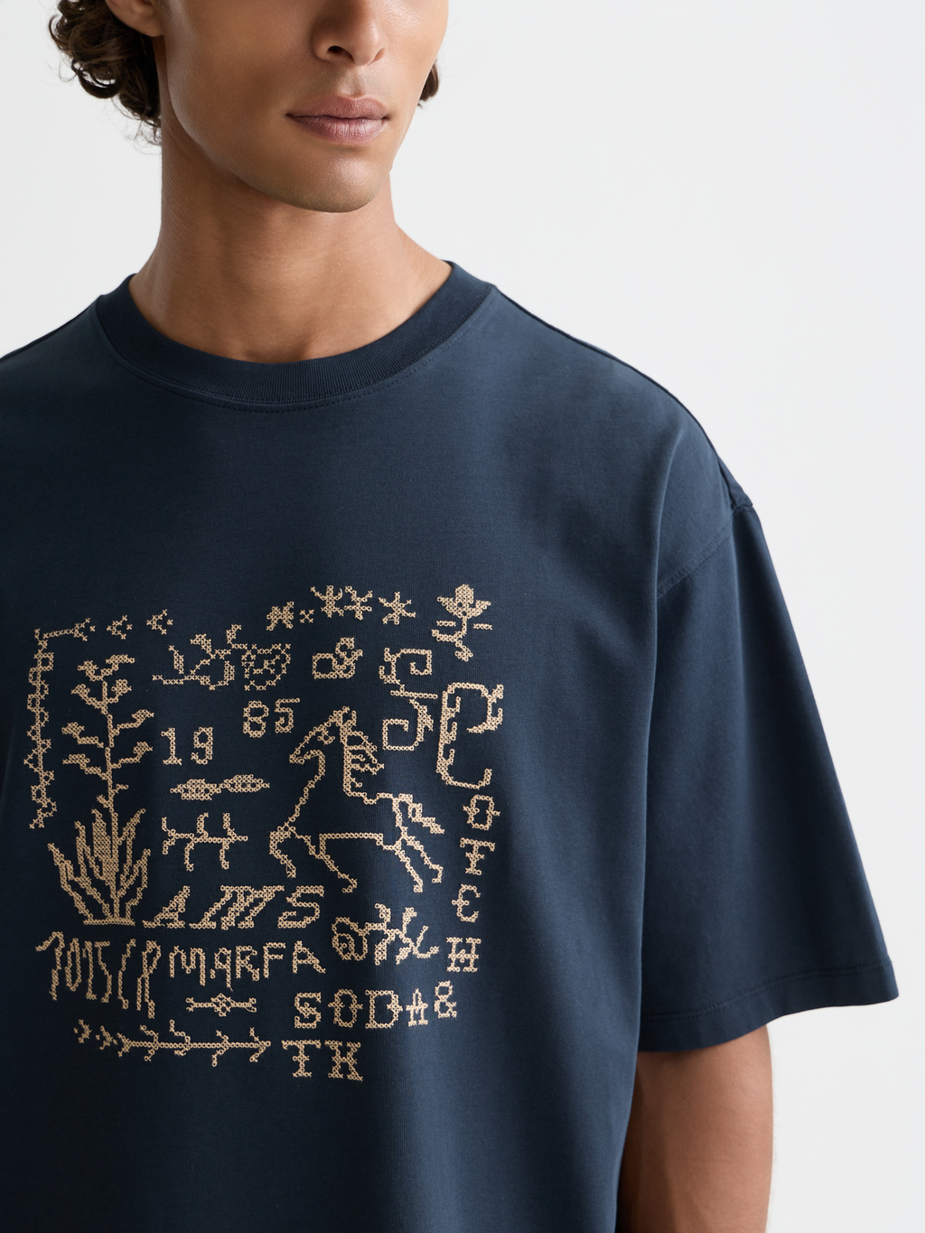 Cross-stitched artwork t-shirt - Carbon