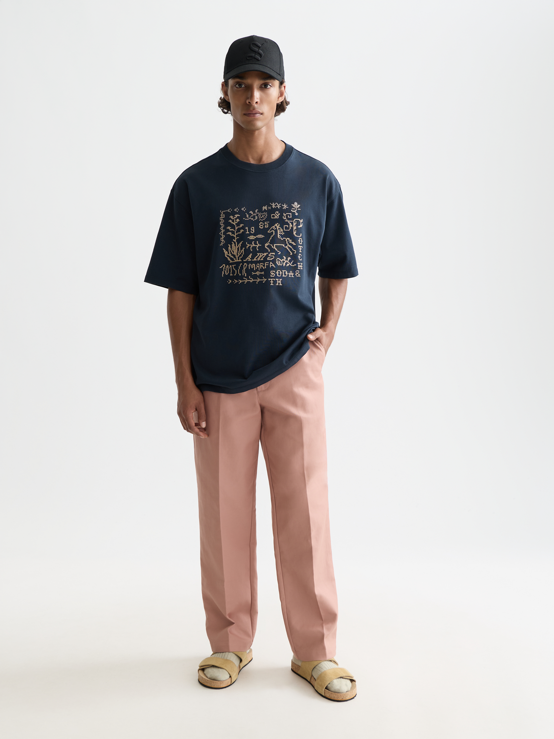 Cross-stitched artwork t-shirt - Carbon